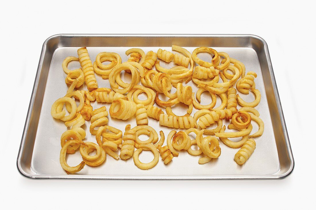 Spiralförmige Pommes frites auf Backblech