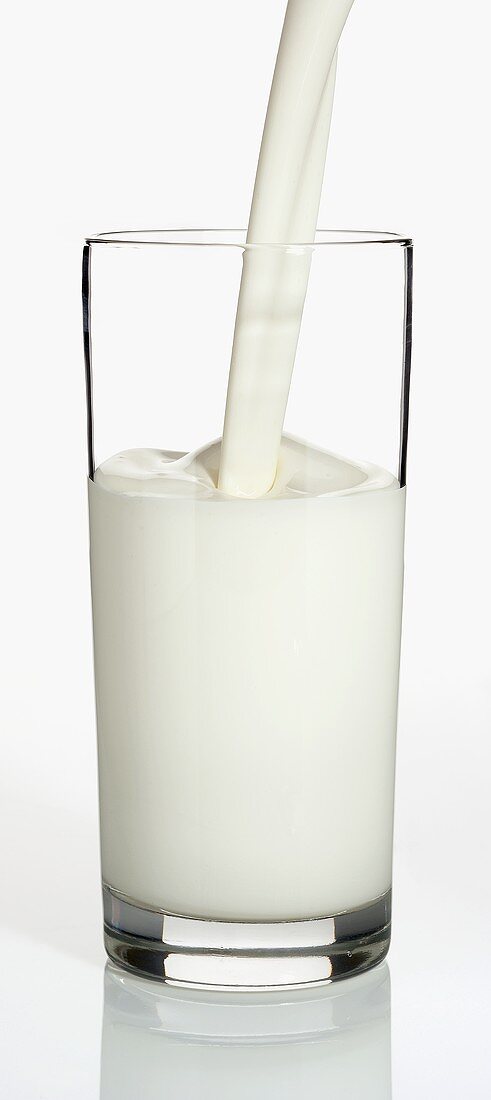 Milch in Glas einschenken