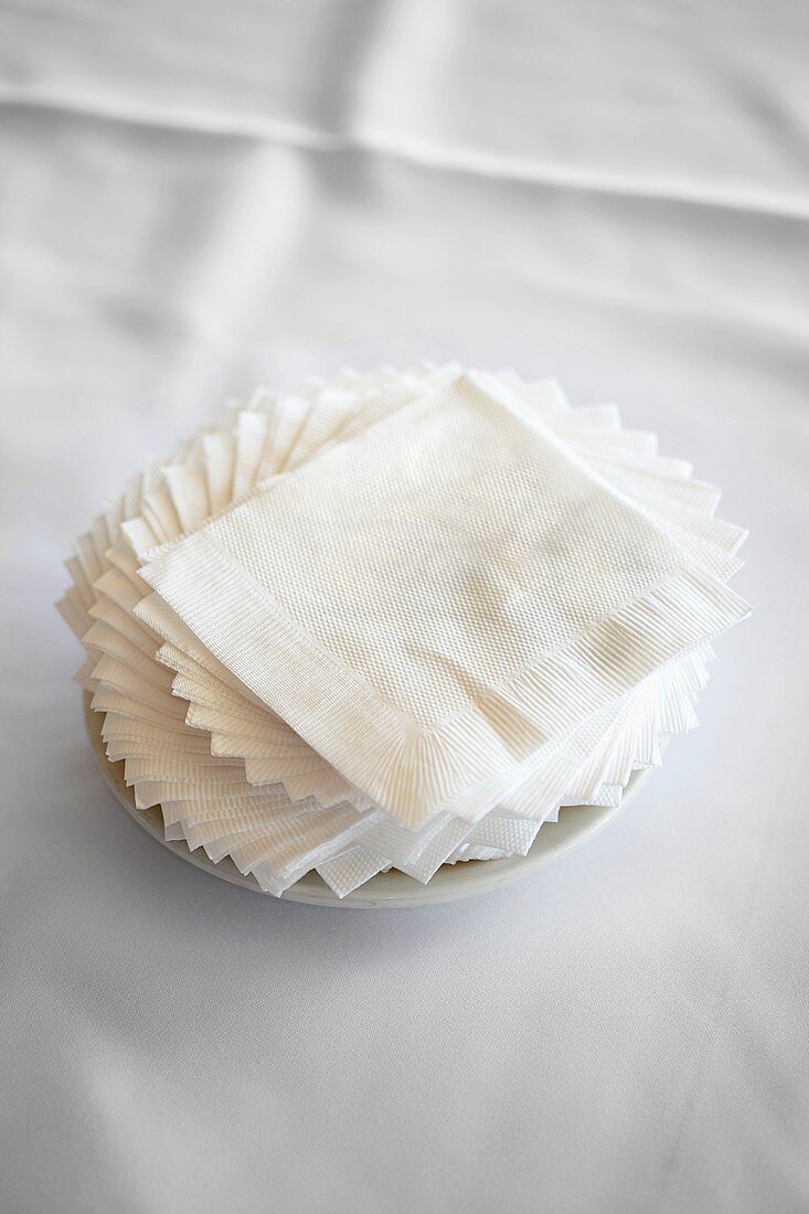 weiße Papierservietten auf Teller