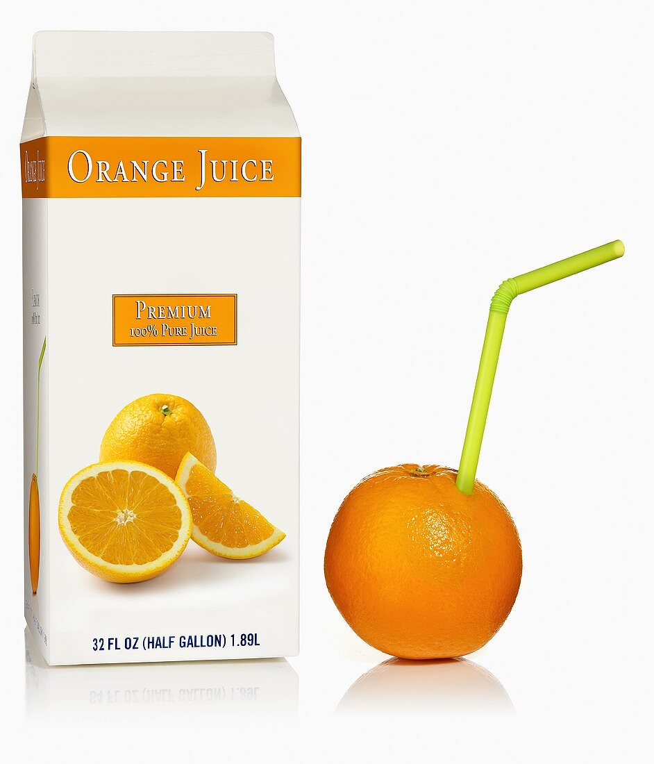Orangensaft im Tetrapack, frische Orange mit Strohhalm (USA)