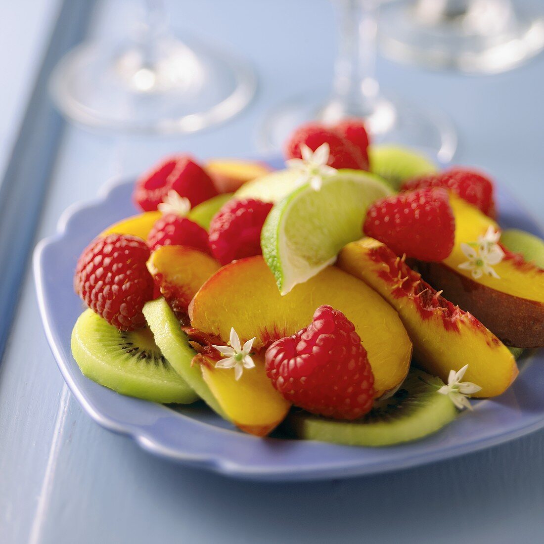 Obstsalat mit Kiwi, Nektarinen, Himbeeren und Limette