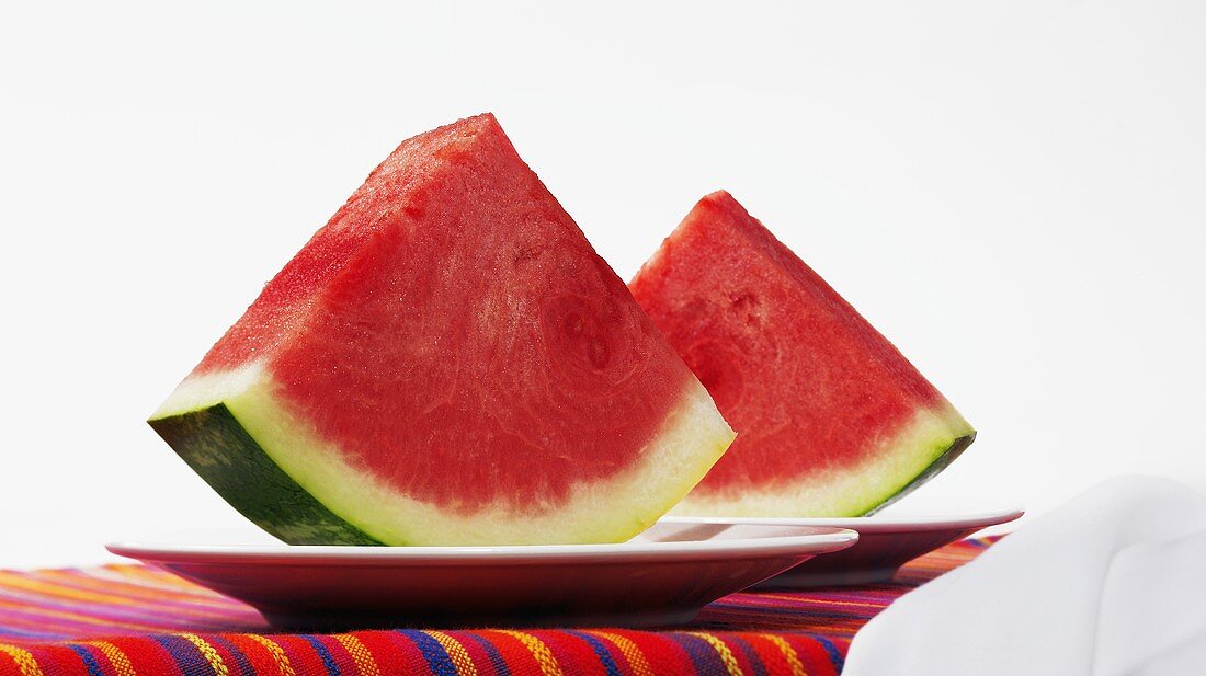 Zwei Wassermelonenschnitze auf Tellern