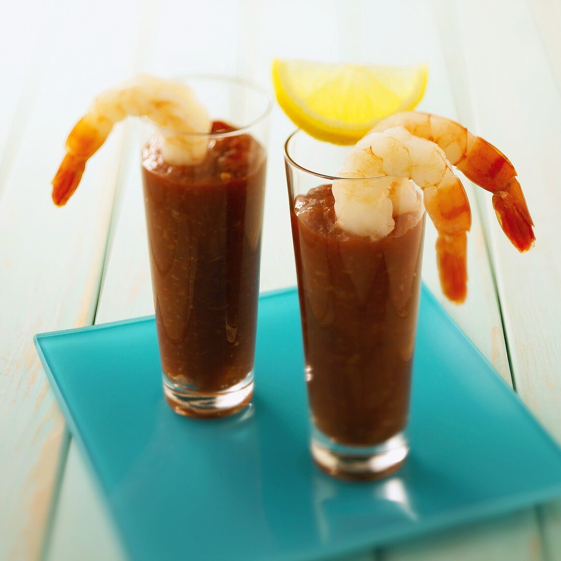 Shrimps mit Cocktailsauce und Zitrone