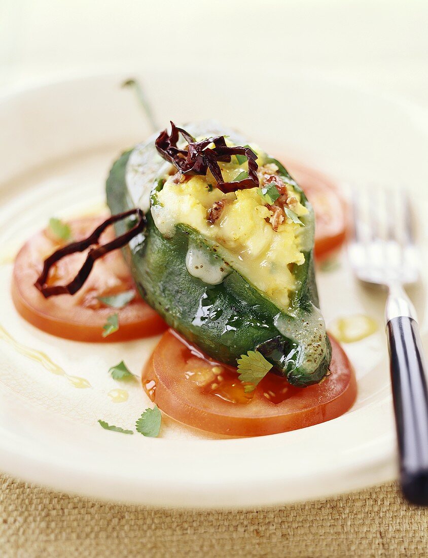 Gefüllte Paprikaschote auf Tomaten