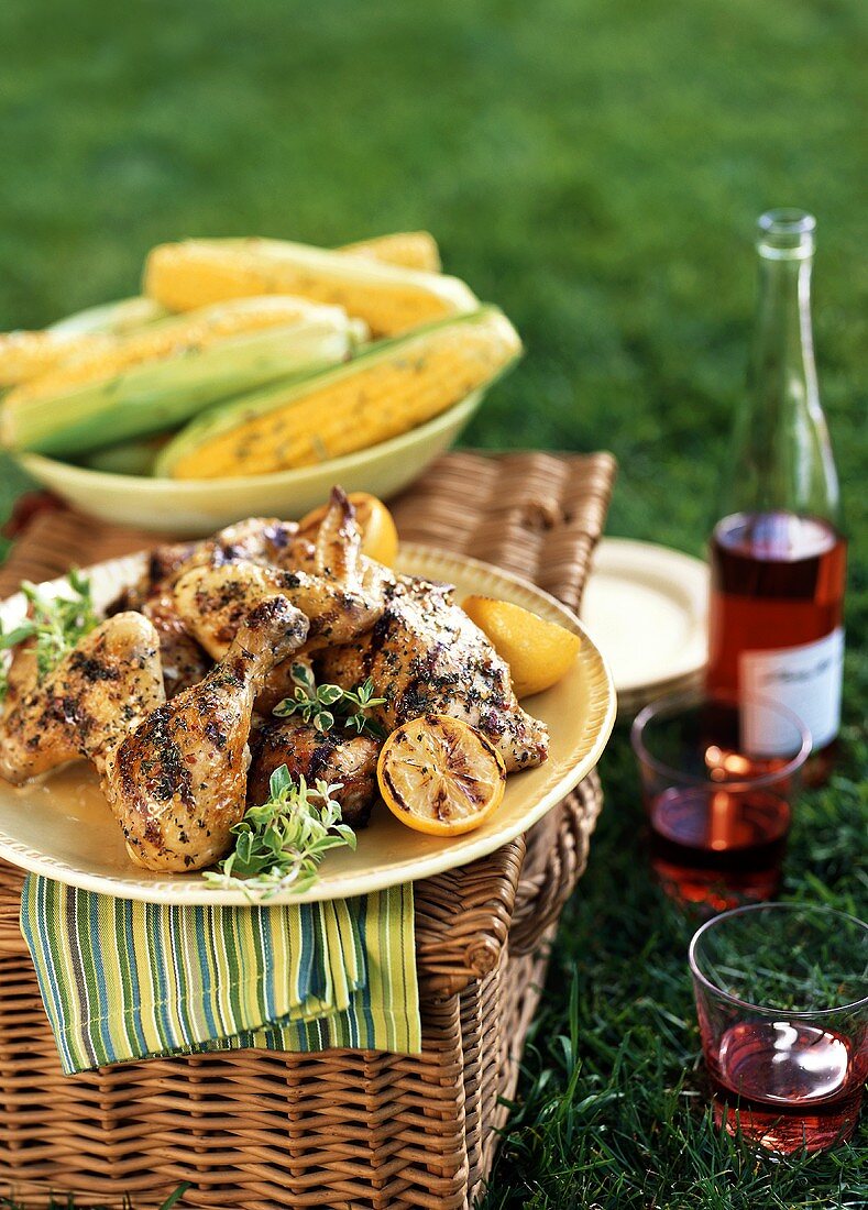 Picknick mit gegrilltem Hähnchen, Wein und Maiskolben