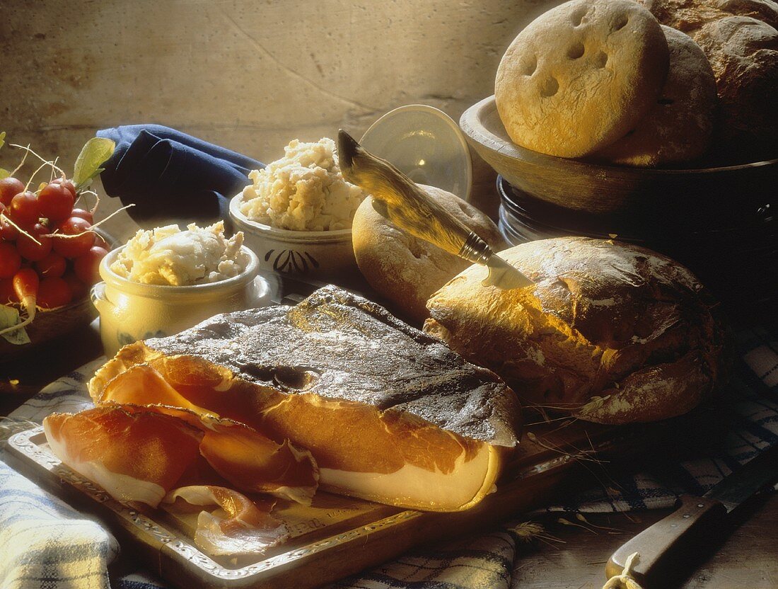 Brotzeit vom Holzbrett