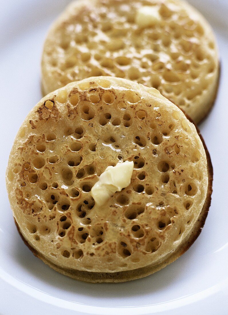 Crumpet (Löcher-Toastie aus England) mit Butter