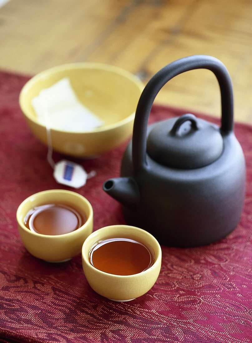 Asiatische Teeschalen, Teekanne und Teebeutel