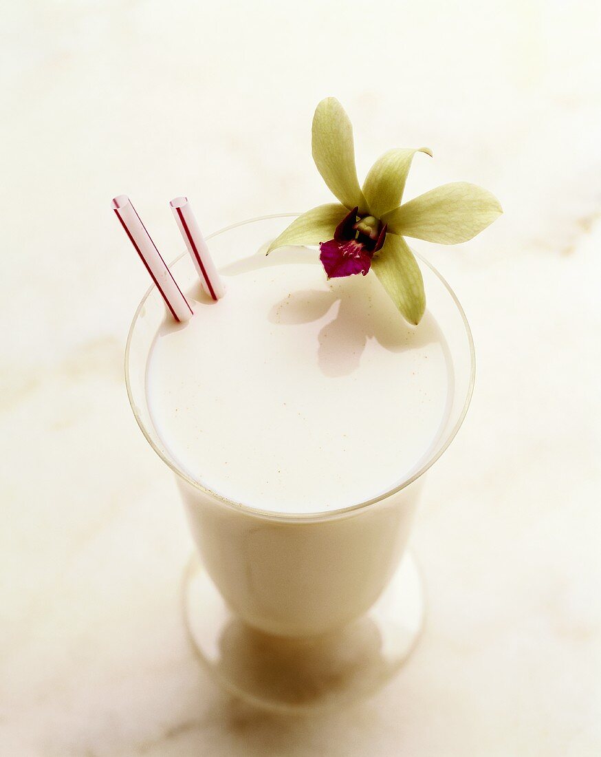 Kokosmilch im Glas mit zwei Strohhalmen