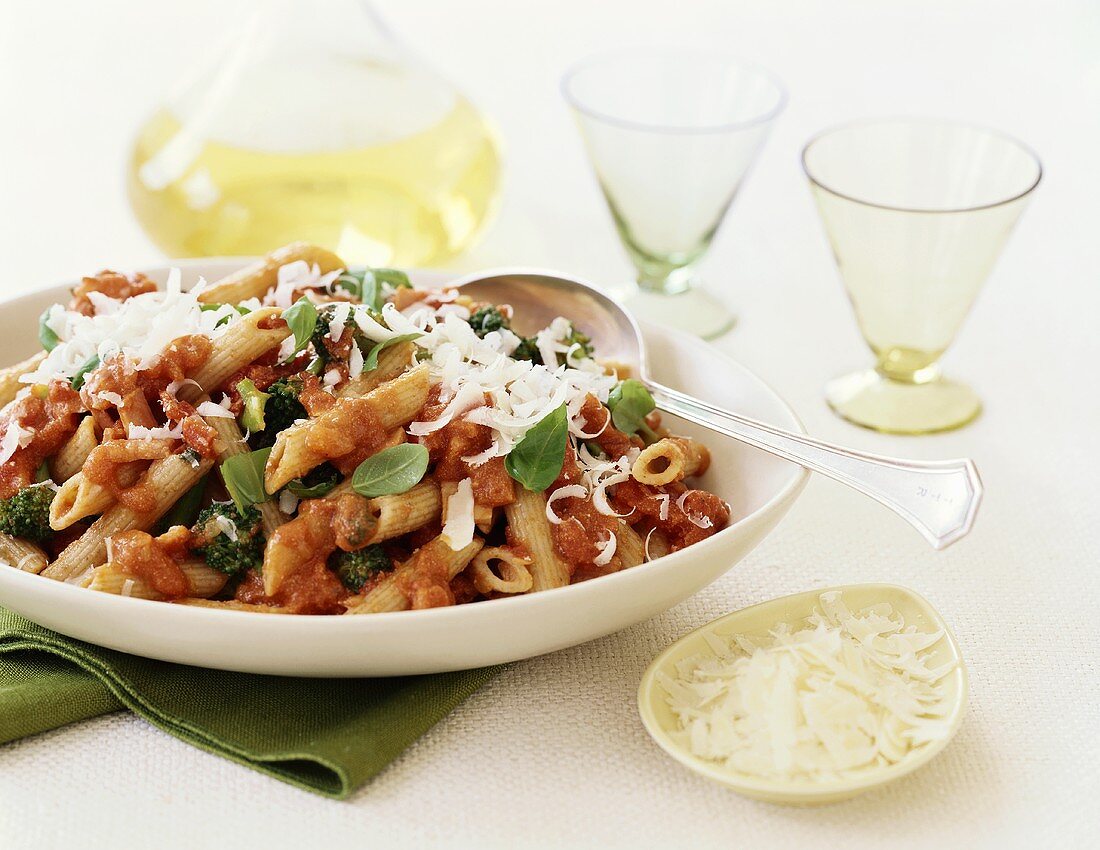 Penne mit Brokkoli, Tomatensauce, Basilikum und Parmesan