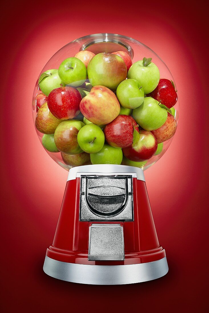 Rote und grüne Äpfel in einem Kaugummiautomat