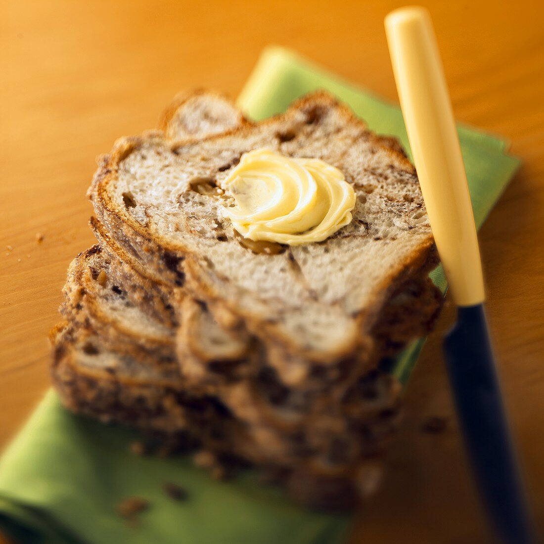 Apfelbrotscheiben, gestapelt, mit Butter und Messer