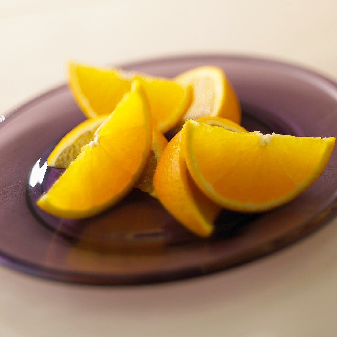 Orangenschnitze auf Teller