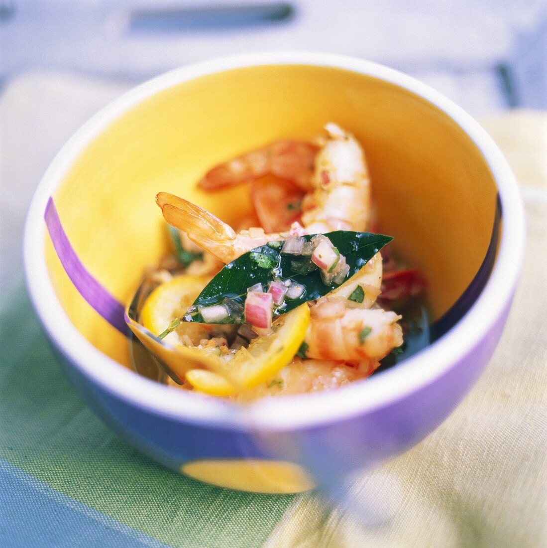 Garnelensalat mit Zwiebelsauce und Lorbeerblättern