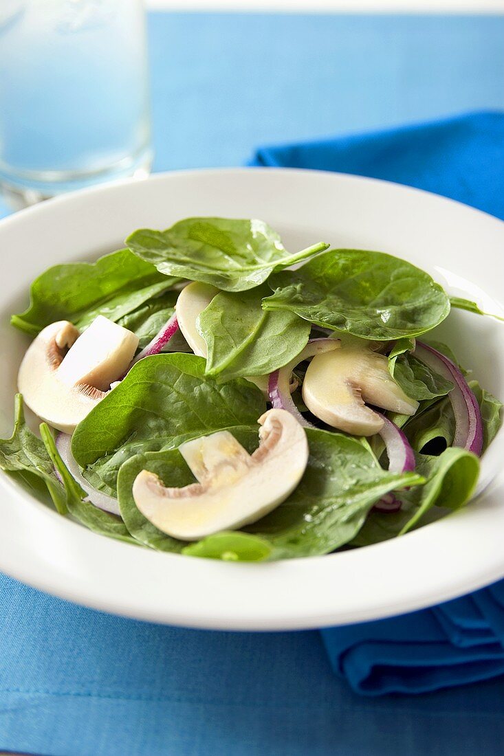 Spinatsalat mit Champignons und roten Zwiebeln