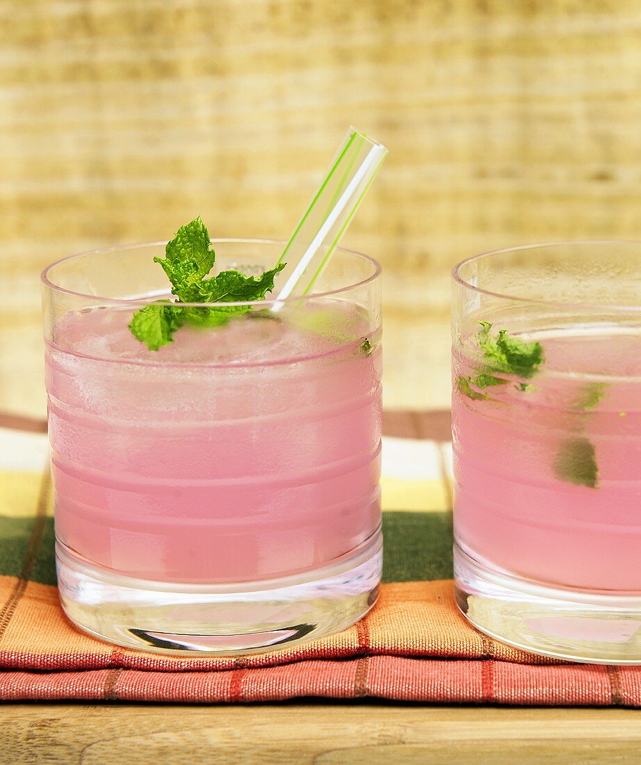 Zwei Gläser rosa Limonade mit frischer Minze