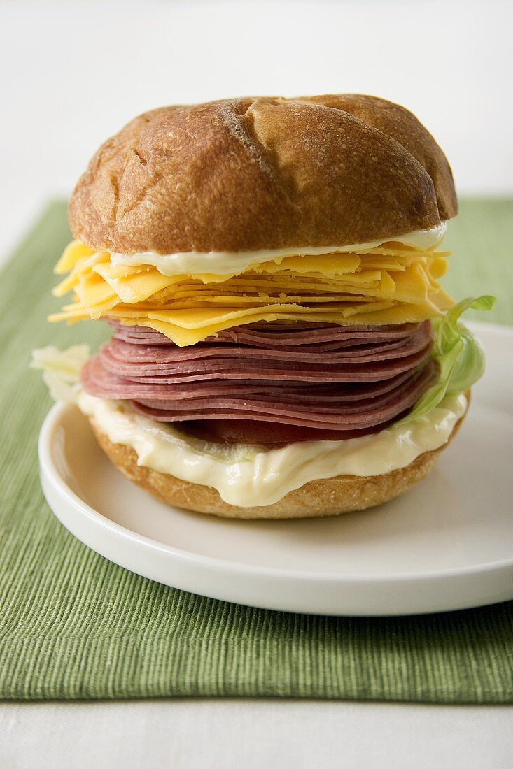 Üppiges Sandwich mit Wurst, Käse und Mayonnaise