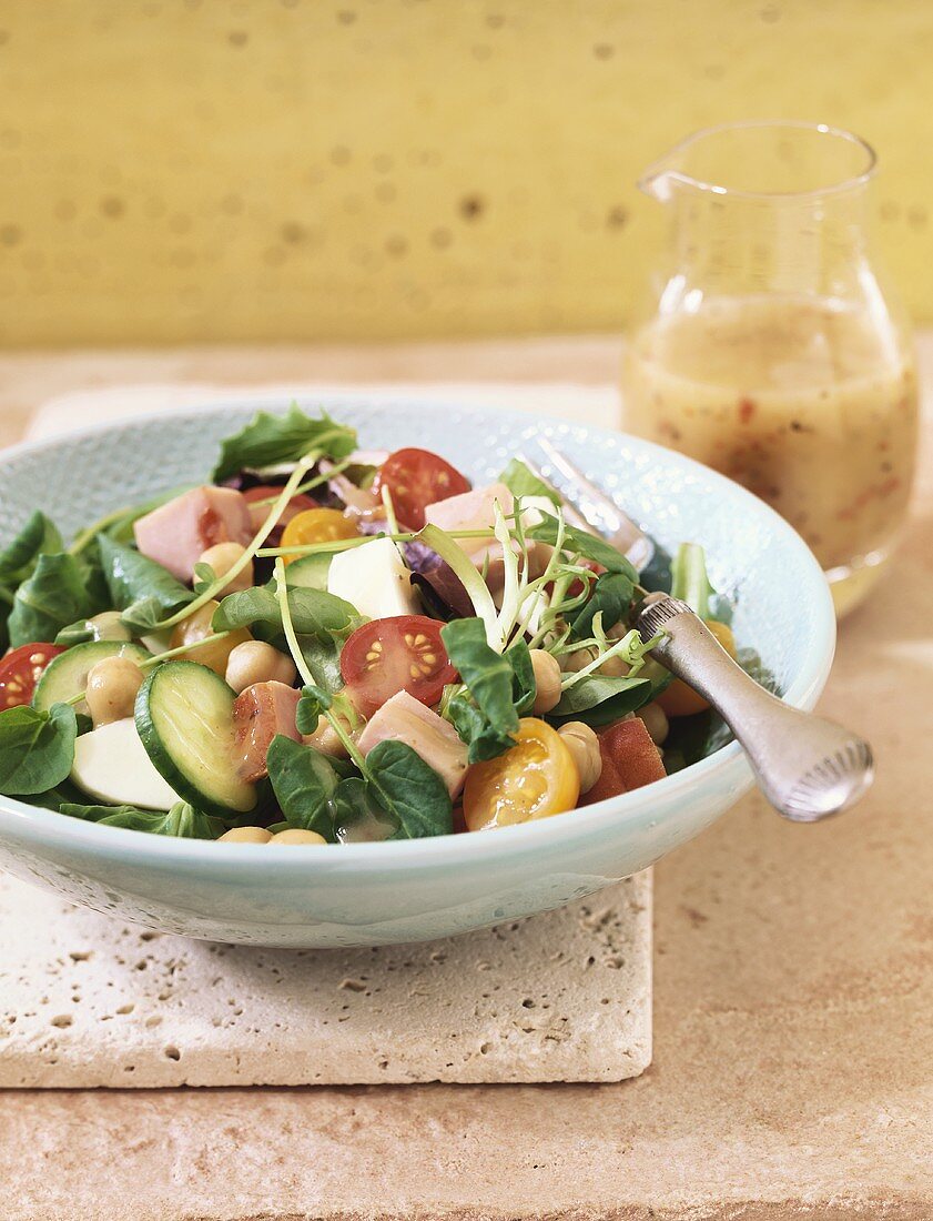 Gemischter Salat mit Kirschtomaten und Kichererbsen