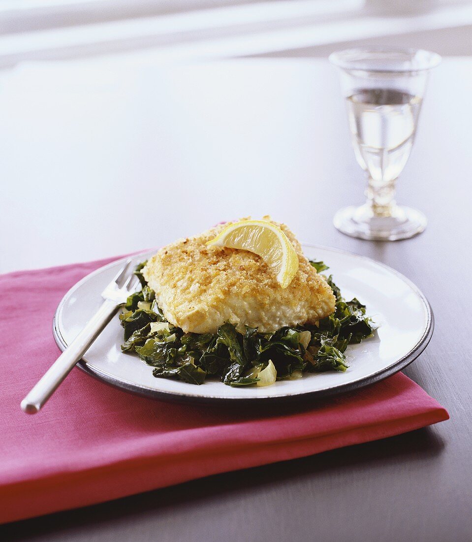 Gebratenes Heilbuttfilet mit Brotkruste auf Gemüsebett