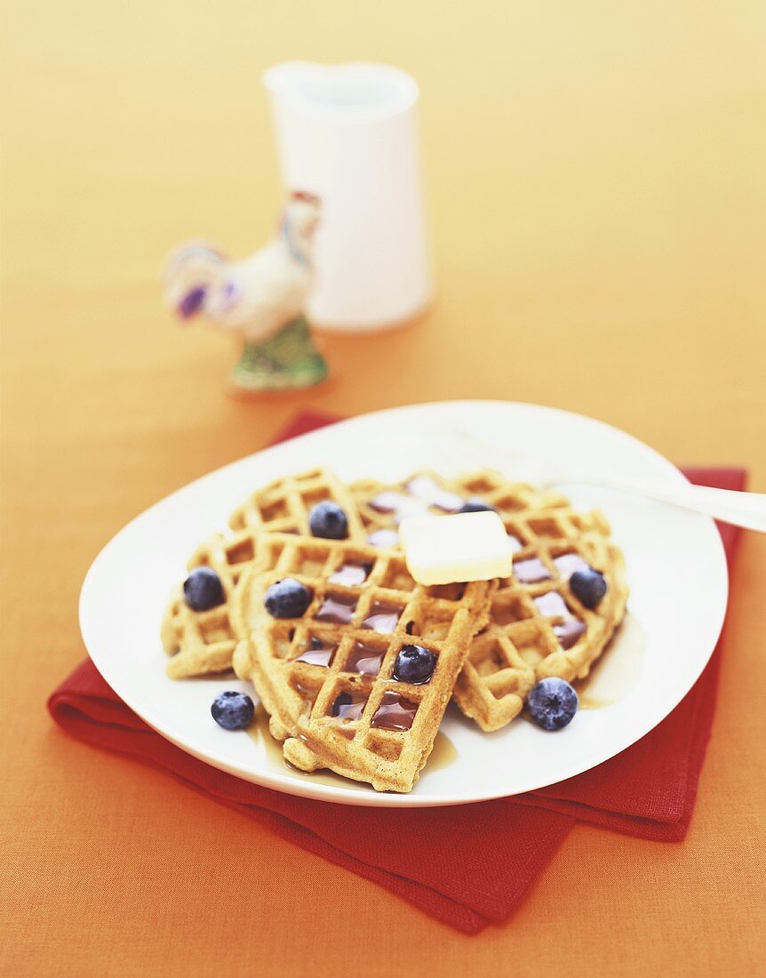 Waffeln mit Blaubeeren, Butter und Ahornsirup