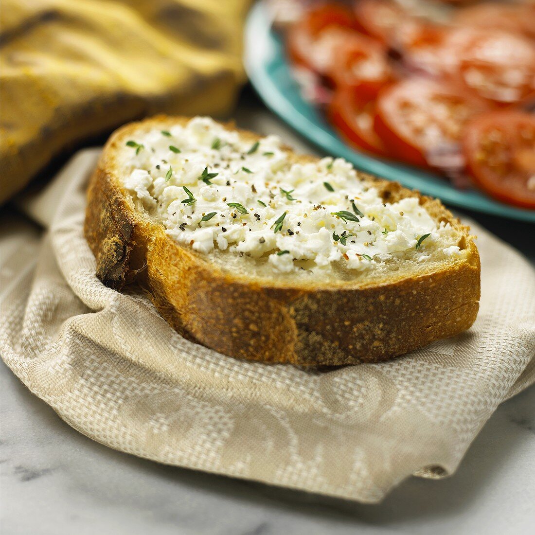 Knuspriges Brot mit Ziegenkäse und Kräutern, Tomatensalat