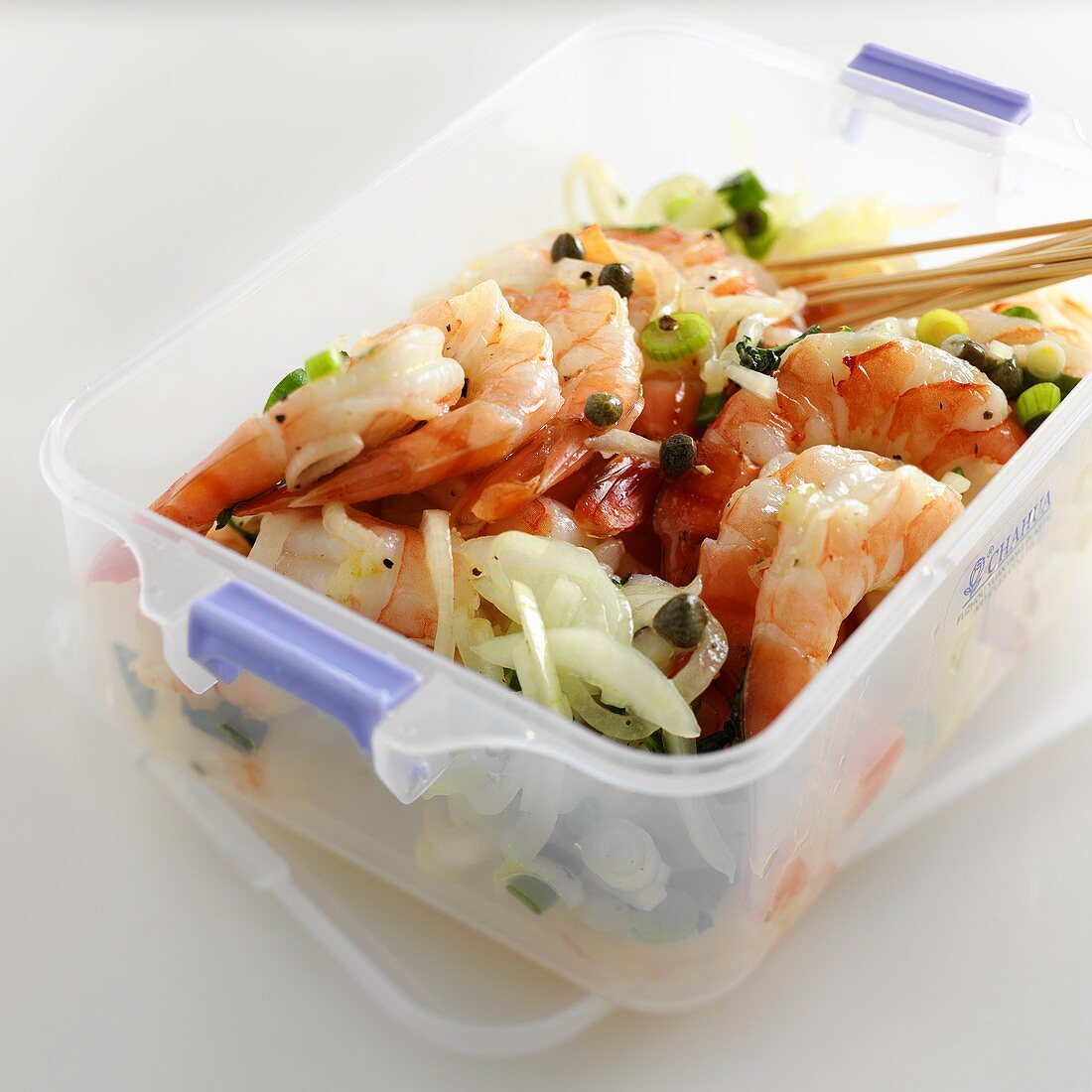 Shrimpssalat in Plastikbehälter