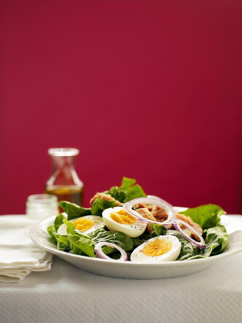 Spinatsalat mit hartgekochten Eiern und roten Zwiebeln