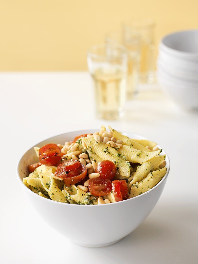 Nudelsalat mit Pesto, Tomaten und Pinienkernen, Weißwein