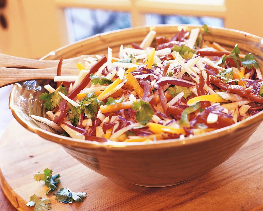 Cabbage salad with jicama and peppers