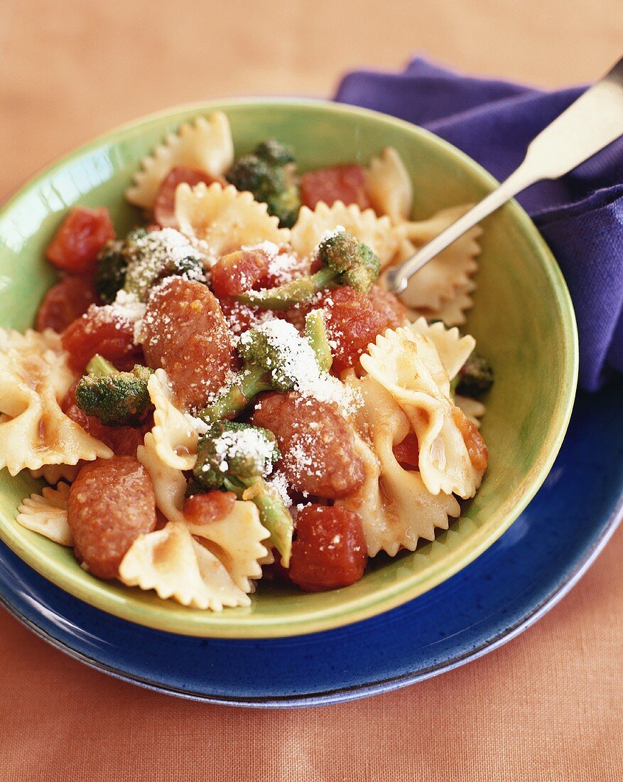 Farfalle with tomatoes, broccoli and Parmesan