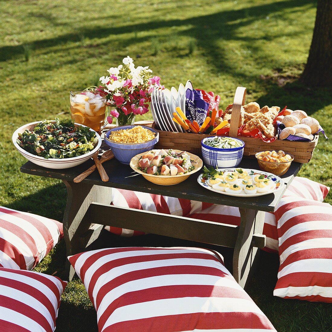 Kleines Buffet auf Wiese mit Salat, Brötchen und Eiern (USA)