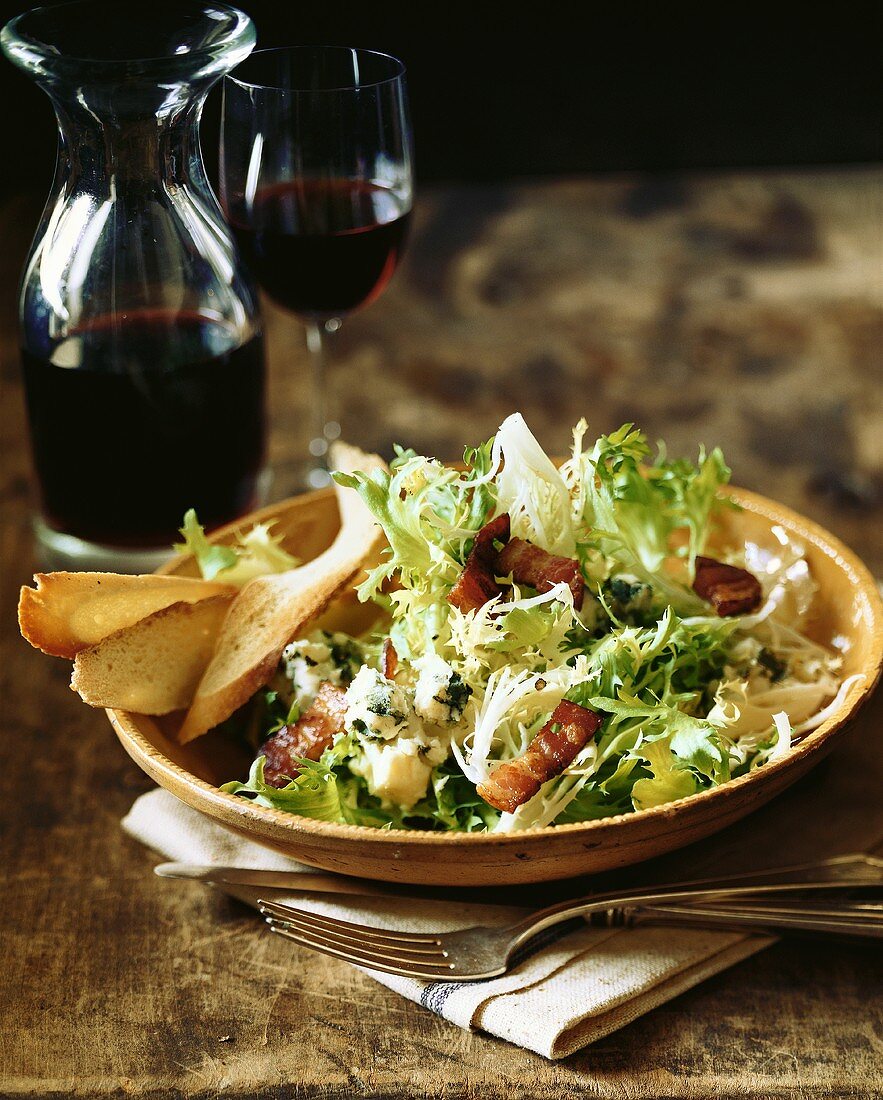 Gemischter Blattsalat mit Blauschimmelkäse, Bacon und Brot