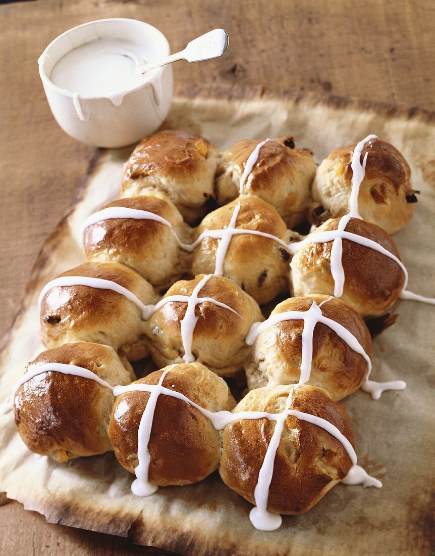 Frisch gebackene Rosinenbrötchen mit Zuckerglasur