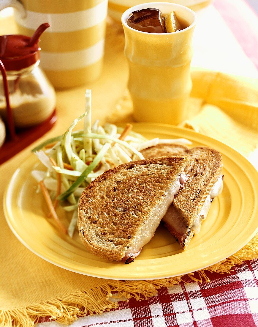Reuben-Sandwich mit Krautsalat und Eistee