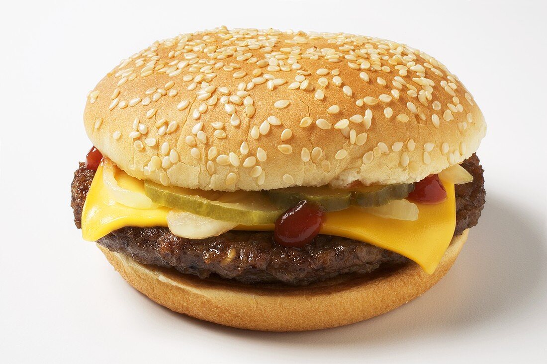 Cheeseburger mit Essiggurken, Zwiebeln und Ketchup