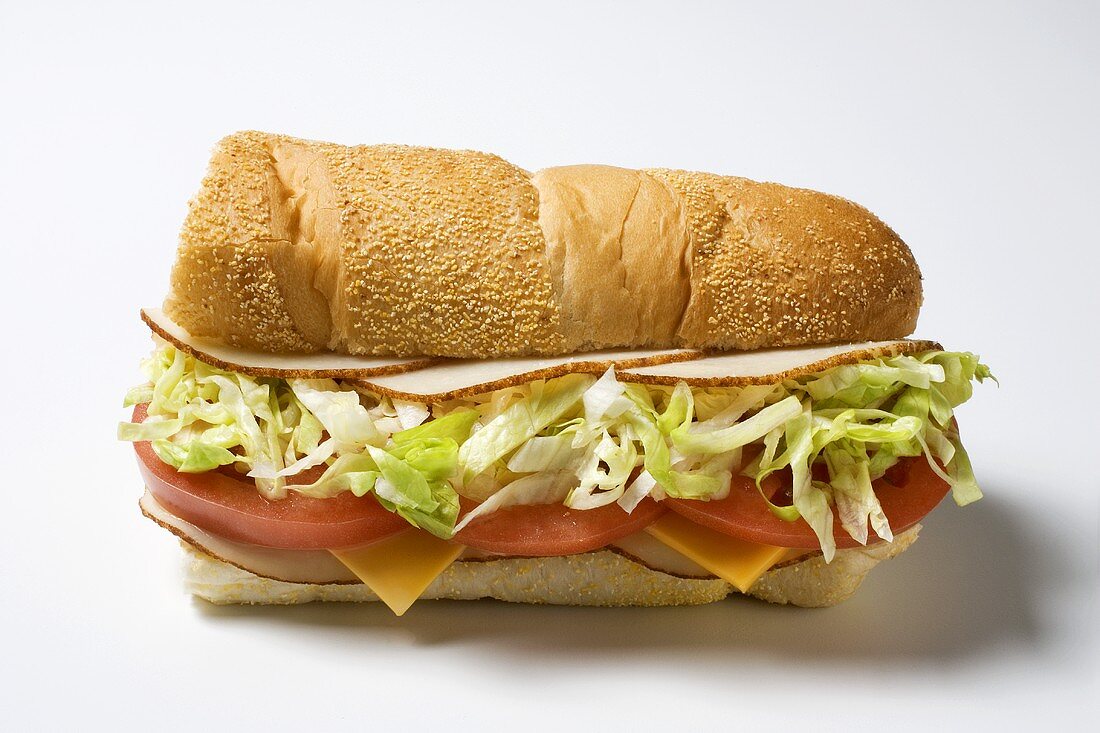 Sub-Sandwich mit Pute, Salat, Tomaten und Käse