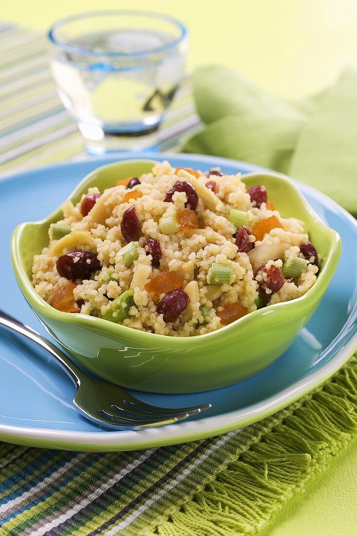 Couscous mit Trockenfrüchten und Frühlingszwiebeln