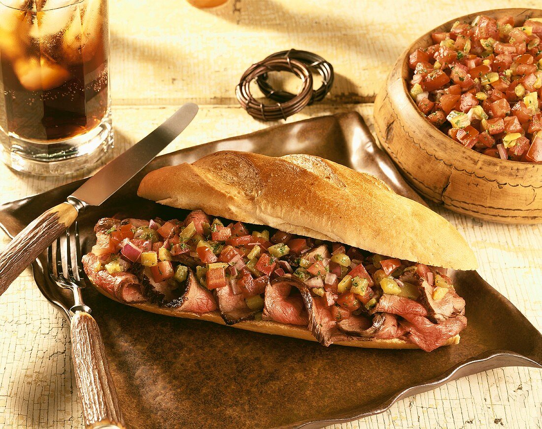 Sandwich mit Steak und Salsa