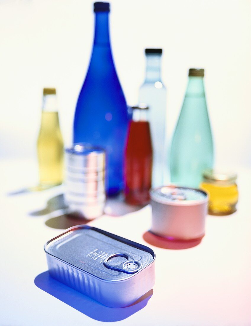 Verschiedene Konservendosen und bunte Flaschen