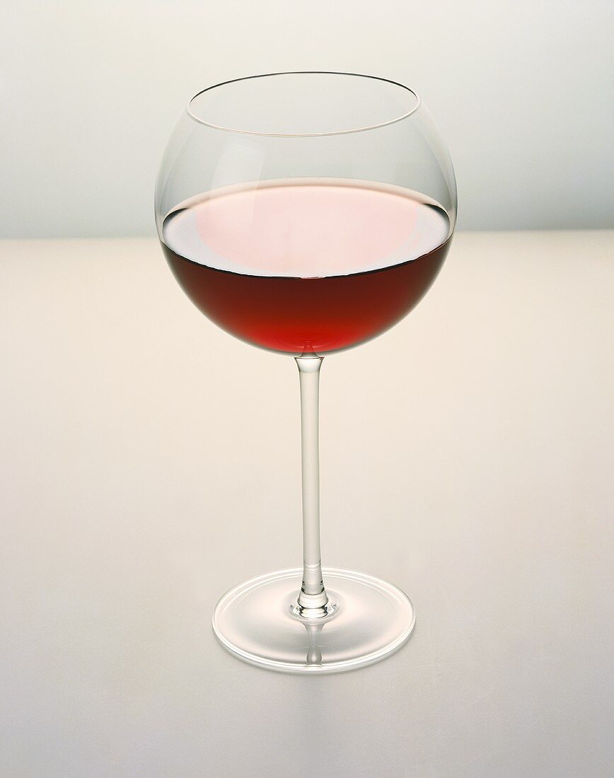 Glas Rotwein, halb gefüllt