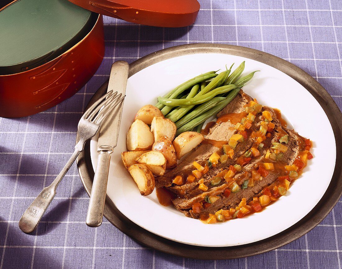 Flank Steak mit Gemüsesauce, Kartoffeln und Bohnen