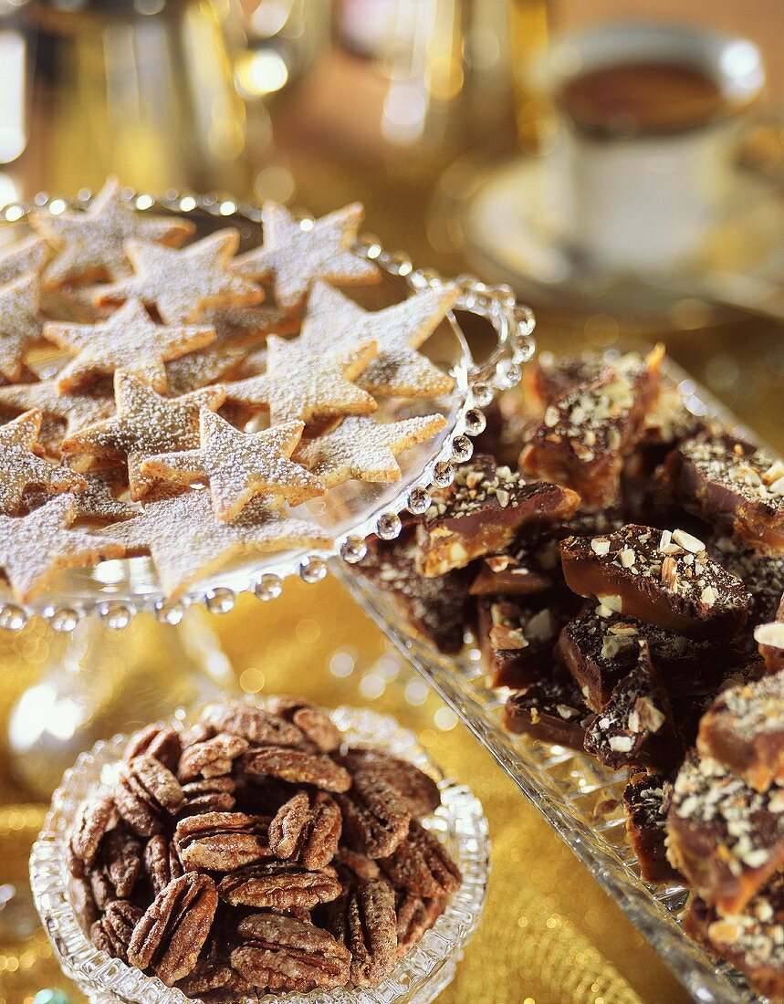 Verschiedene Weihnachtsplätzchen und glasierte Pecannüsse