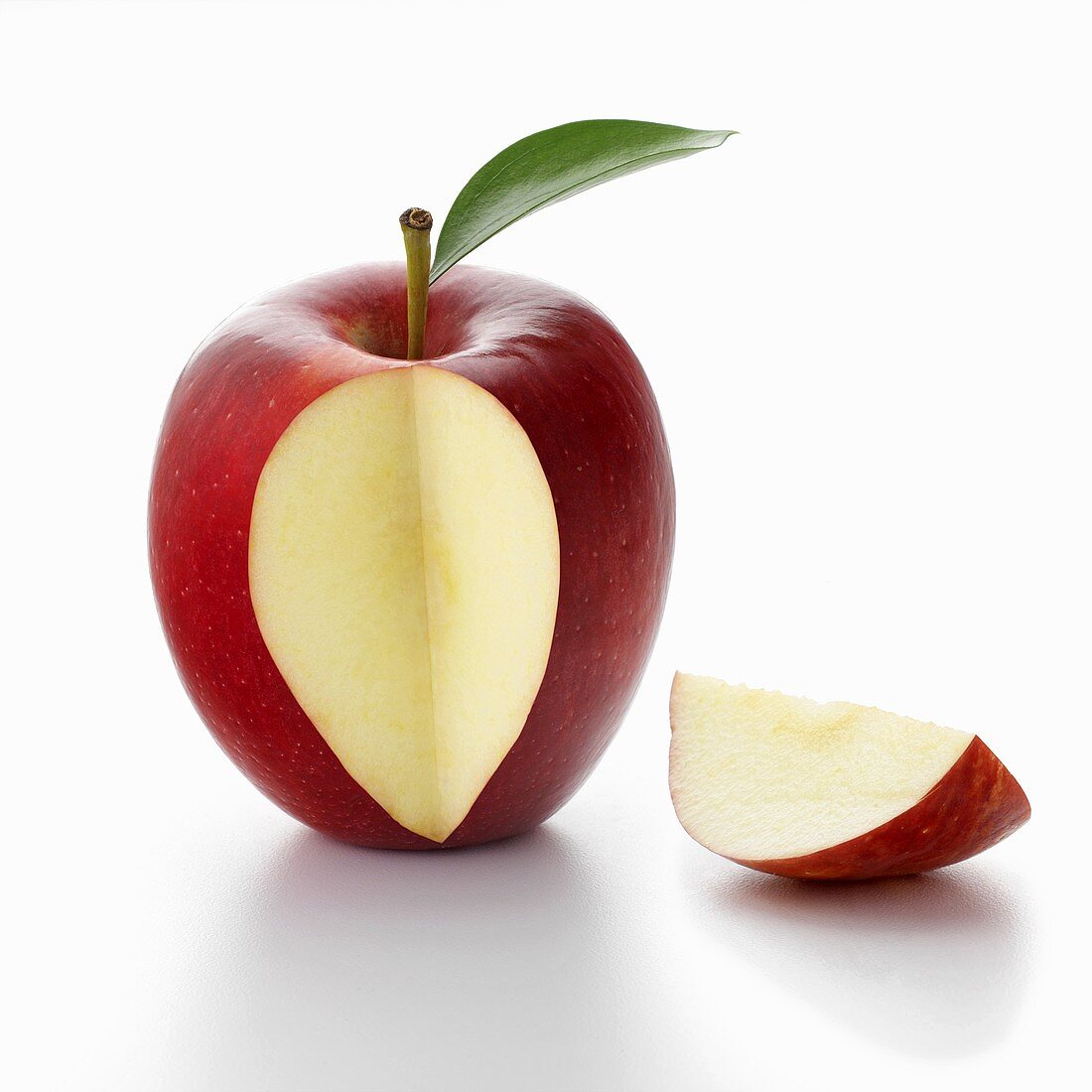 Ein roter Apfel, ein Stück ausgeschnitten