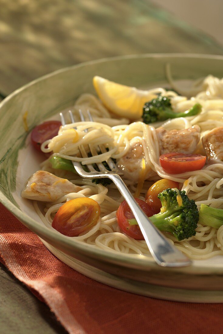 Spaghetti mit Hähnchen, Brokkoli und Tomaten