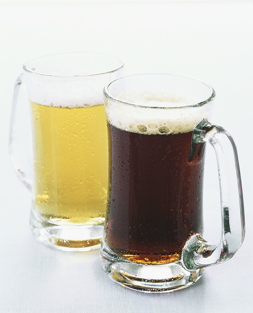 Dunkles und helles Bier in zwei Glaskrügen