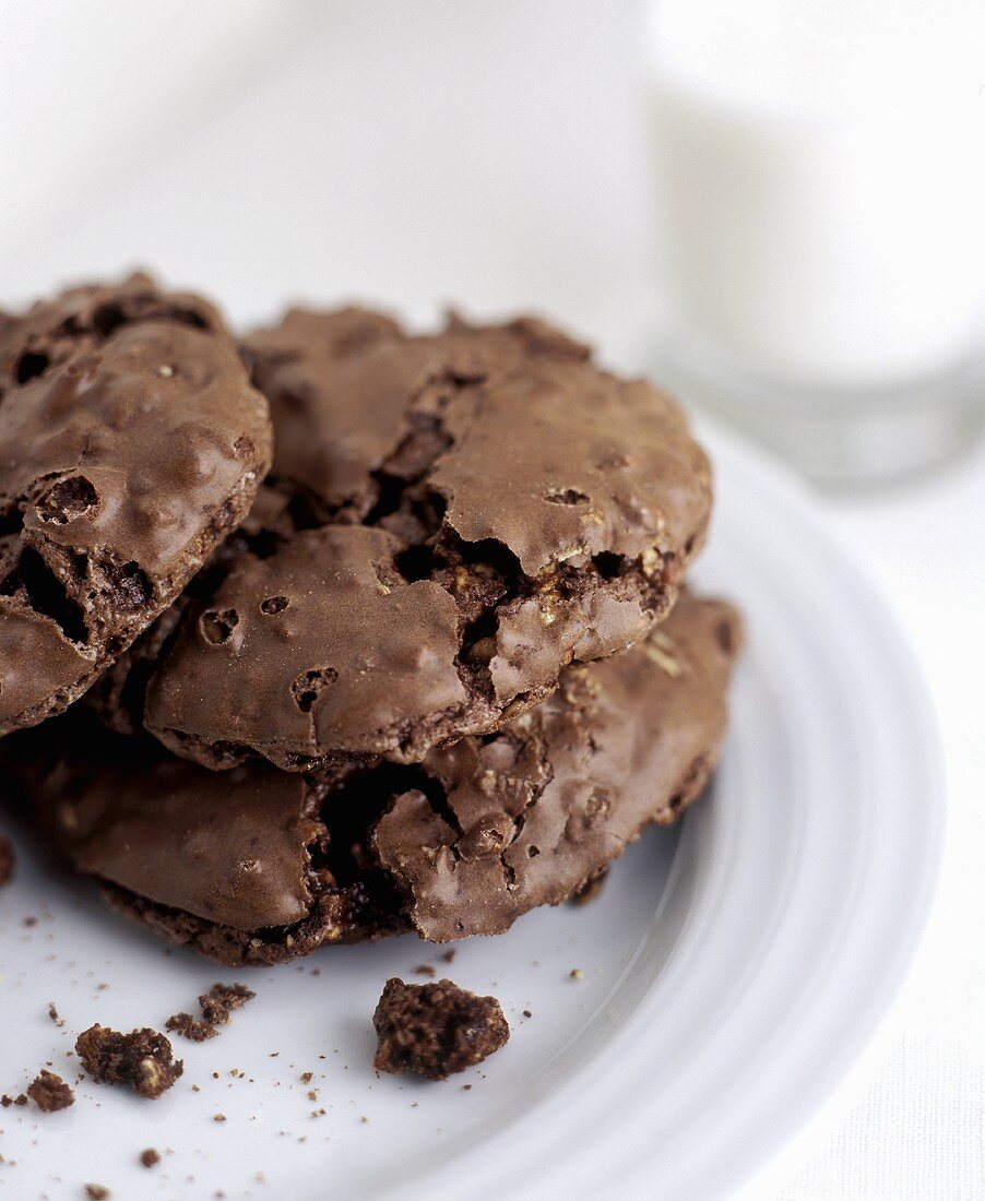 Schokoplätzchen (Double Chocolate Cookies) und ein Glas Milch