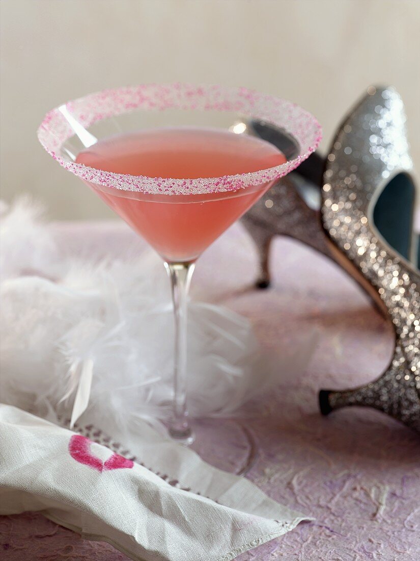 Pink Martini, Stöckelschuhe und Serviette mit Lippenstift