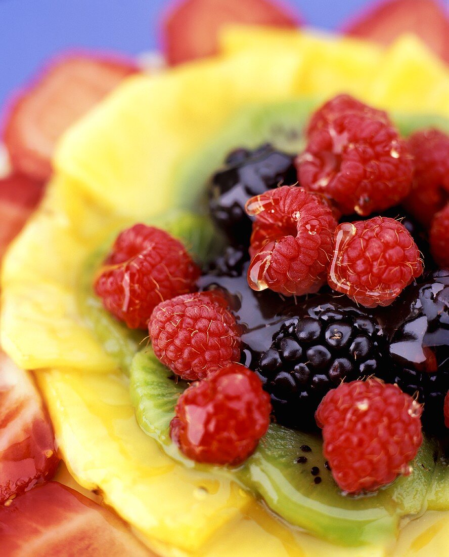 Fruchtsalat mit Beeren, Kiwi und Ananas