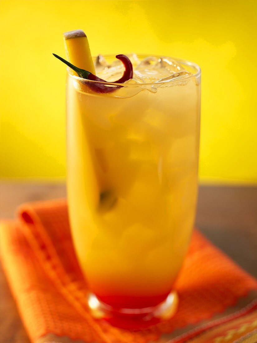 Mangococktail mit Eiswürfeln und Chilischote