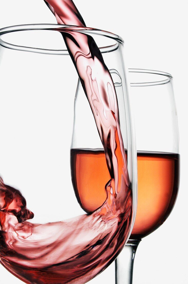 Rosewein in Glas einschenken